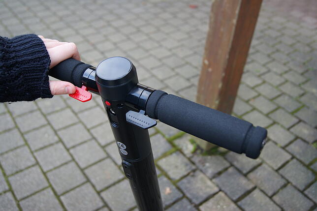 Ein E-Scooter ist recht einfach zu bedienen: Am Lenker gibt es zwei Hebel, mit dem schwarzen gibt man Gas, der rote ist die Bremse.