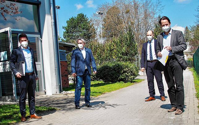 88 Seiten stark ist die Klageschrift, mit der Holger Mayer (v.l.), Ralf Baumert, OB Bernd Häusler und Michael Klinger nicht nur ...