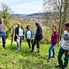 Eberhard Koch (3.v.r.) erklärt Dorothea Wehinger (MdL Grüne) und Sylvia Pilarsky-Grosch (BUND Vorsitzende BW) die Pflege der ...