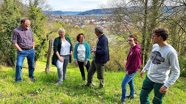 Eberhard Koch (3.v.r.) erklärt Dorothea Wehinger (MdL Grüne) und Sylvia Pilarsky-Grosch (BUND Vorsitzende BW) die Pflege der ...
