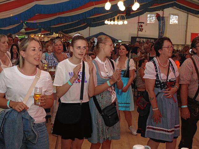 Bild 19: Dorfrocker rocken Festzelt in Leipferdingen
