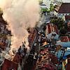 Dramatische Szenen: Nicht auszudenken, was passiert wäre, hätte der Brand in der Zollernstraße auf weitere Teile der Altstadt übergegriffen.