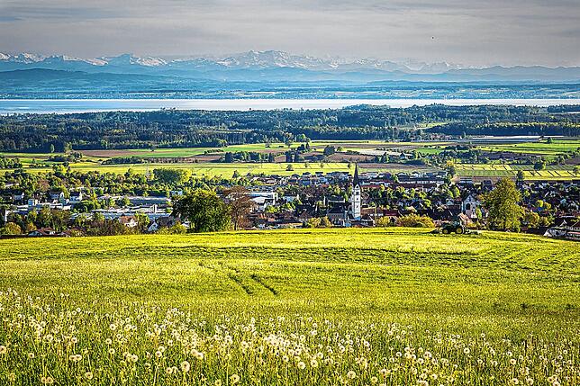 Blick von der Panzerwiese auf die Stadt. Wer in Hanglage, etwa in Fitzenweiler wohnt, zahlt eine höhere Grundsteuer als Eigentümer in ...