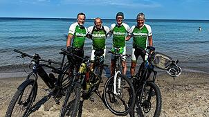 Angekommen an der Ostsee: Die vier Fahrradfahrer Franz Arnold (von links), Manfred Baumgartner, Claus Bächle und Joachim Tröndle haben ...