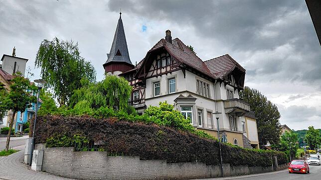 Die Pfeiffer-Villa mit ihrem markanten Türmchen am Fuße der Stockacher Kirchhalde.