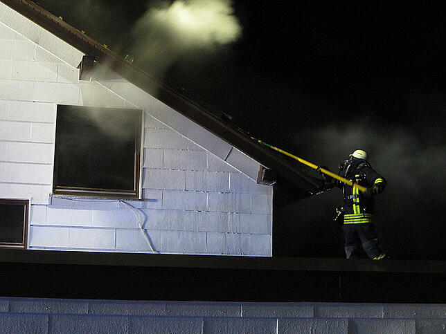 Am Montagabend wurde die Feuerwehr Markdorf wegen eines Brandes in einem Wohnhaus in der Straße zum Burgstall alarmiert.