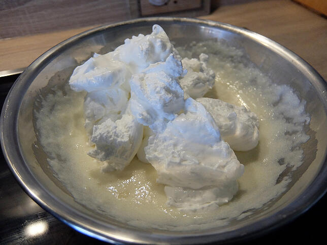 Bild 3: So lecker schmeckt der Herbst: Karin Gambin verrät ihr Zwetschgenwähe-Rezept