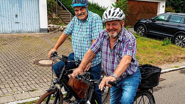 Sie haben zum Glück noch keinen Unfall mit ihrem E-Bike gebaut: Gerhard Bucher (rechts) und Georg Steidle aus Brigachtal.