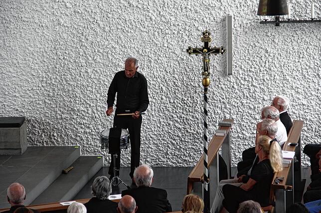 Düster und eindrucksvoll: Trommler Sigi Schaupp spielte zum Requiem in der Kirche.