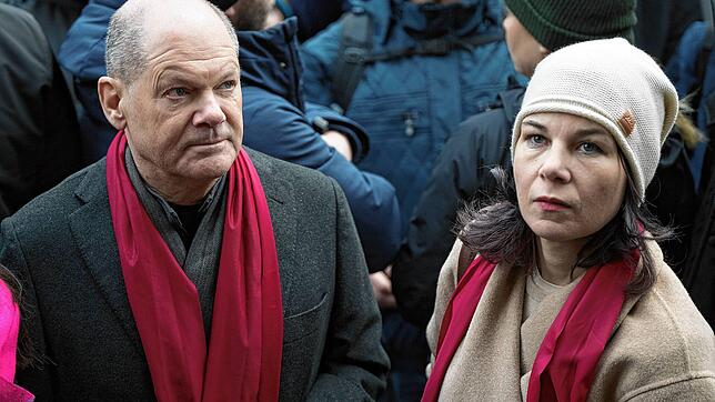 Bundeskanzler Olaf Scholz (SPD) und Annalena Baerbock (Bündnis 90/Die Grünen), Außenministerin, stehten während der Demonstrationen ...