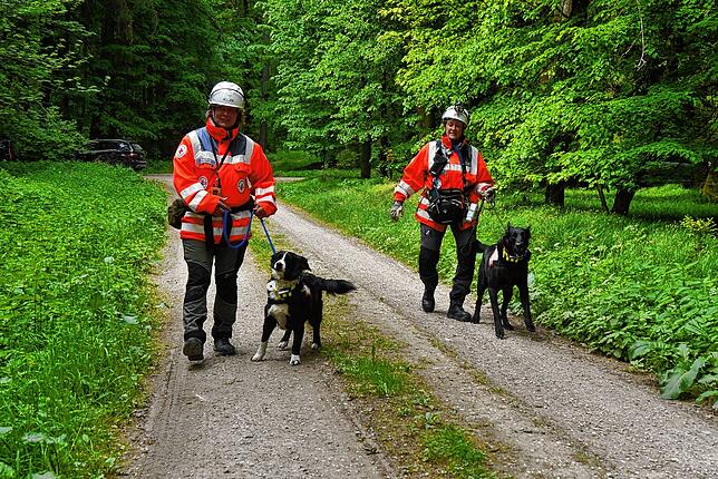 Die Rettungshunde können es nicht erwarten, mit der Suche zu beginnen: Sonja Binder mit Sia (links) und Patricia Quecke mit Bruno. Foto: ...