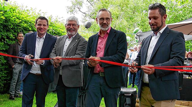 Kita-Eröffnung mit (von links) Tim Riegert von Union Investment, Sozial- und Jugendamtsleiter Alfred Kaufmann, Bürgermeister Andreas ...