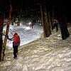 Mitglieder der Bergwacht arbeiten am Feldberg an einer Unfallstelle, an der eine Schneeschuhwanderin in ein Schneeloch gestürzt ist. Die ...