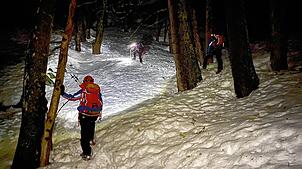 Mitglieder der Bergwacht arbeiten am Feldberg an einer Unfallstelle, an der eine Schneeschuhwanderin in ein Schneeloch gestürzt ist. Die ...