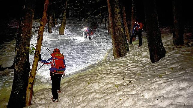 Mitglieder der Bergwacht arbeiten am Feldberg an einer Unfallstelle, an der eine Schneeschuhwanderin in ein Schneeloch gestürzt ist. Die ...