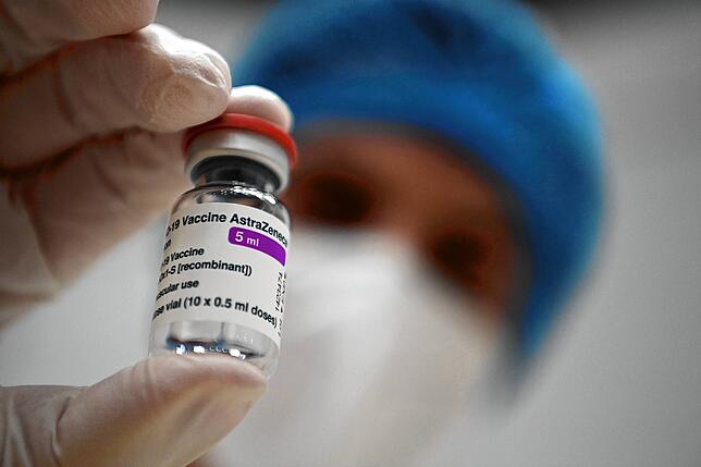 Eine medizinische Fachkraft zeigt eine Ampulle mit dem Corona-Impfstoff von Astrazeneca.