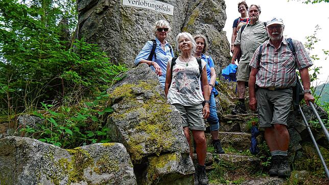 Dorothee Wangler (von links), Marianne Roth, Monika Strittmatter, Ellen Oruc, Michael Müller und Harald Wangler während einer Wanderung ...