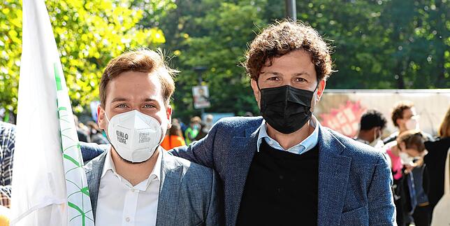 Sebastian Lederer (links) von den Grünen und der ehemalige Konstanzer Bürgermeisterkandidat Luigi Pantisano waren beim Klimastreik dabei.