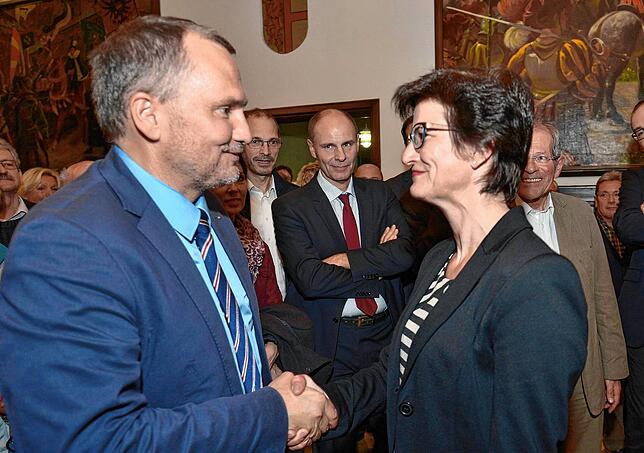 Gratulierte als faire Verliererin nach der OB-Wahl 2013: Monika Laule schüttelt dem damaligen Wahlsieger Martin Staab die Hand. Sie ...