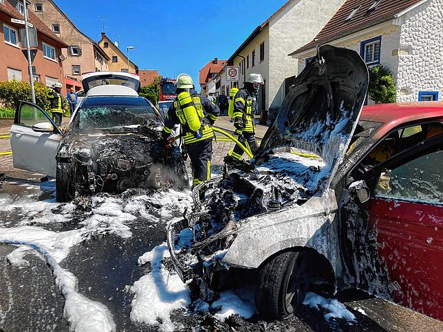 Bereits beim Eintreffen der Einsatzkräfte standen beide Fahrzeuge im Brand. Flammen schlugen aus dem vorderen Bereich.
