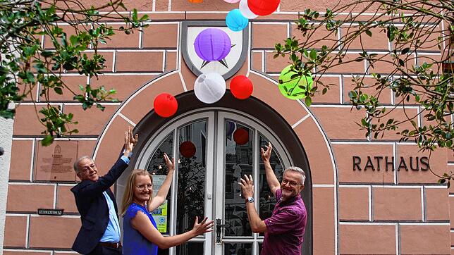 Bunt soll es werden und Spaß soll das Engener Altstadtfest am 22. Juli machen. Bunte Lampions, wie sie Bürgermeister Johannes Moser (von ...