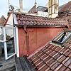 Carolin Müller steht auf dem Dachbalkon ihres Hauses in der Altstadt. Sie möchte das Dach energetisch sanieren und gleichzeitig mehr ...