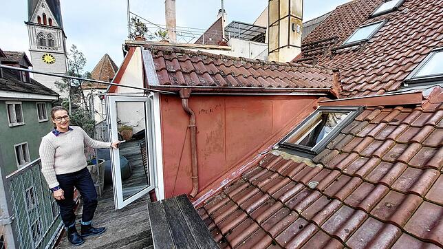 Carolin Müller steht auf dem Dachbalkon ihres Hauses in der Altstadt. Sie möchte das Dach energetisch sanieren und gleichzeitig mehr ...