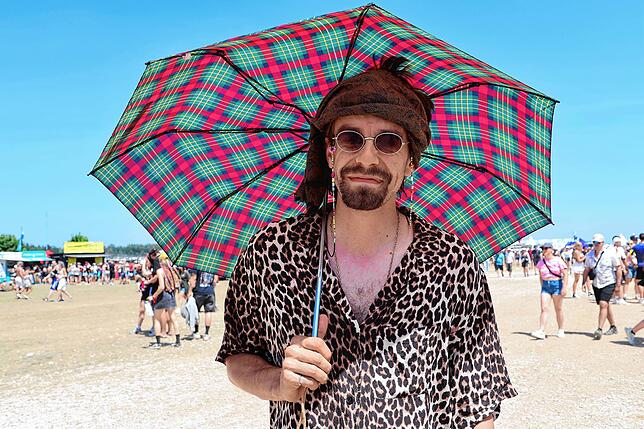 Bild 6: 30 Grad heiß: So halten sich die Leute auf dem Southside Festival 2025 cool