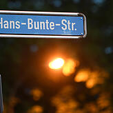 Tatort Hans-Bunte-Strasse: An der Straßenecke in einem Gebüsch soll eine 18-Jährige vergewaltigt worden sein.