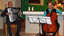 Rudi Hartmann am Akkordeon (links) und Christoph Theinert am Violoncello bei ihrem Konzert in der St. Peter und Paul-Kirche in Bodman.