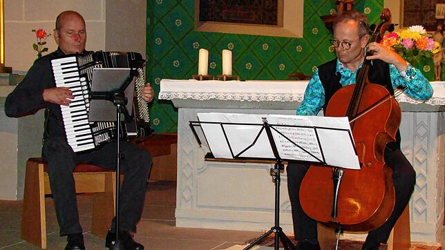 Rudi Hartmann am Akkordeon (links) und Christoph Theinert am Violoncello bei ihrem Konzert in der St. Peter und Paul-Kirche in Bodman.