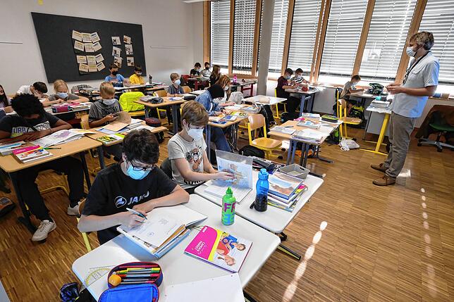 In den neuen Klassenzimmern kann jetzt fleißig gebüffelt und gepaukt werden: Das Bild zeigt die Klasse 6d von Lehrer Rainer Demattio ...