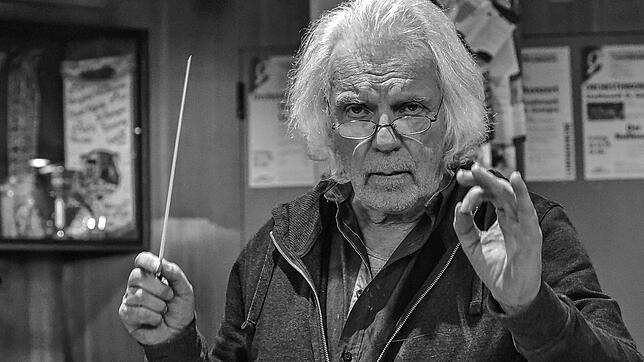 So kannten ihn die Stadtmusiker 30 Jahre. Jürgen Frommherz in Dirigentenpose. Jetzt starb er im Alter von 70 Jahren in seiner Heimat bei ...