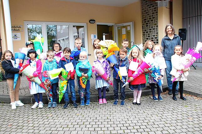 16 Kinder sind in die Flößergrundschule in Wallbach eingeschult worden. Klassenlehrerin ist Birgit Bröker.