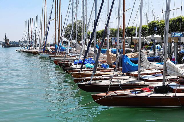 Bild 3: Auf dem See sind die Schiffe unterwegs, im Konstanzer Hafen die Besucher der Bodenseewoche