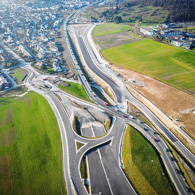 Der Knotenpunkt Allensbach Ost, hier eine Aufnahme von März 2024, mit der neuen Brücke wird im Juni eröffnet werden.