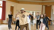 Was ist wichtiger: die Schritte oder der Groove? Na klar, der Groove, erklärt der Hip-Hop-Tänzer und Workshopleiter The.K. Foto: Susanne ...