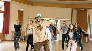 Was ist wichtiger: die Schritte oder der Groove? Na klar, der Groove, erklärt der Hip-Hop-Tänzer und Workshopleiter The.K. Foto: Susanne ...