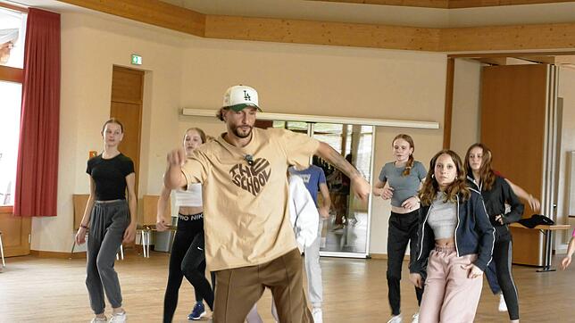 Was ist wichtiger: die Schritte oder der Groove? Na klar, der Groove, erklärt der Hip-Hop-Tänzer und Workshopleiter The.K. Foto: Susanne ...