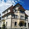 1910 errichtete die Firma Metzger das Wohn- und Geschäftshaus an der Nollinger Straße für einen Kunden. Später lebte die Familie selbst ...