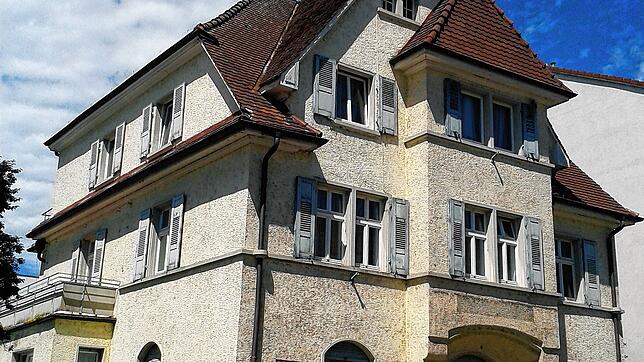 1910 errichtete die Firma Metzger das Wohn- und Geschäftshaus an der Nollinger Straße für einen Kunden. Später lebte die Familie selbst ...