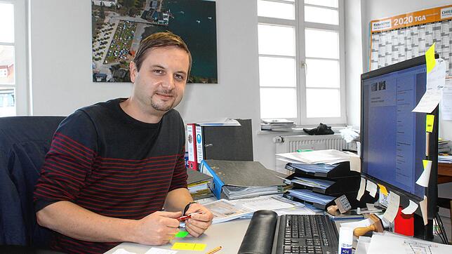 Der 37-jährige Matthias Bartknecht in seinem Büro im Pfullendorfer Stadtbauamt. Seit 2013 managt er rund 70 städtische und spitälische ...