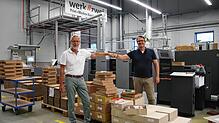 Kurt Riedlinger (links) übergibt die Geschäftsführung der werk zwei Print + Medien Konstanz GmbH an Martin Bubholz. Bild: Ise