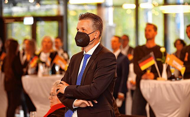 Bild 13: Wahlparty der CDU: Feierstimmung will bei den Christdemokraten nicht aufkommen