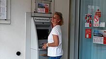 Daniele Hugel findet es super, dass man auch in Zukunft elektronische Geldgeschäfte in Heiligenberg machen kann. &bdquo;Nach Frickingen, ...
