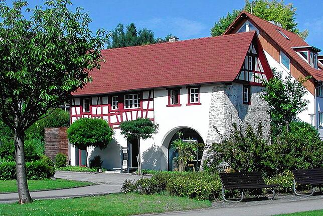 So sah das Torhaus 1999 nach seiner Sanierung aus. Der Torbogen wurde zum geschlossenen Raum mit Rundfenstern. Das ist auch heute noch so.