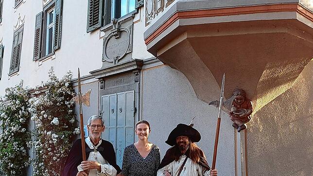 Wolfgang Wernert mit der TSR-Geschäftsführerin Regina Brüsewitz und Marius Beck (von links), der weiter durch die Altstadt führt. Foto: ...
