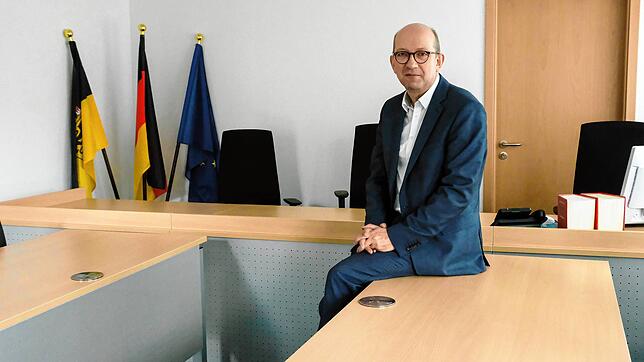 Johannes Daun im kleineren Sitzungssaal, in dem während der Corona-Krise kaum Verhandlungen stattfinden können. Denn hier ist es schwer, ...