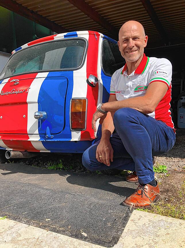 Heute: Robert Greuner mit seinem ersten Auto. Der über 50 Jahre alte Mini Cooper wird jetzt wieder flott gemacht.