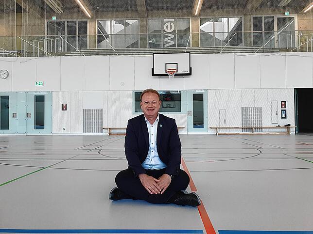 Zeitler erklärte sich bereit für einen Rundgang durch die Halle mit Fotografenbegleitung, so dass daraus in der Interviewreihe eine ...